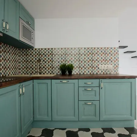 Standard By Hi5 - Wesselenyi 8